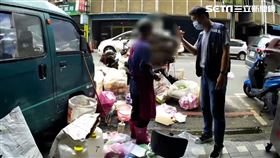 賴婦撿拾回收物時，手部被不明液體灼傷，警方獲報後到場查訪。（圖／翻攝畫面）