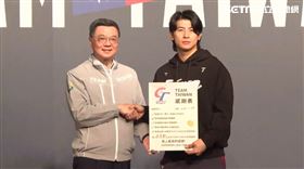 ▲卓榮泰宴請2024世界12強棒球賽代表隊返國餐會，送上感謝表。