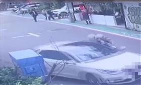 王男在東區違停剪髮，不滿被警方開單，一踩油門將員警撞飛。（圖／翻攝畫面）