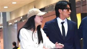 12強台灣隊長陳傑憲與太太綺綺歸國。 （圖／記者鄭孟晃攝影）