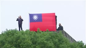 外交部頂樓拉起大國旗，準備迎接英雄健兒。