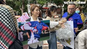 陳智菡手持陳傑憲「斷頭照」現身應援。（圖／記者詹宜庭攝影）