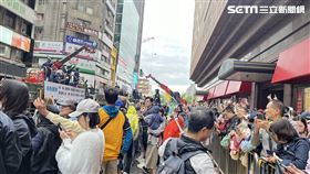 12強棒球英雄大遊行，現場氣氛熱烈。（圖／記者李依璇攝影）