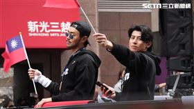 台灣隊長陳傑憲和林家正，兩人站在同一台車，顏值破表。（圖／記者鄭孟晃攝影）