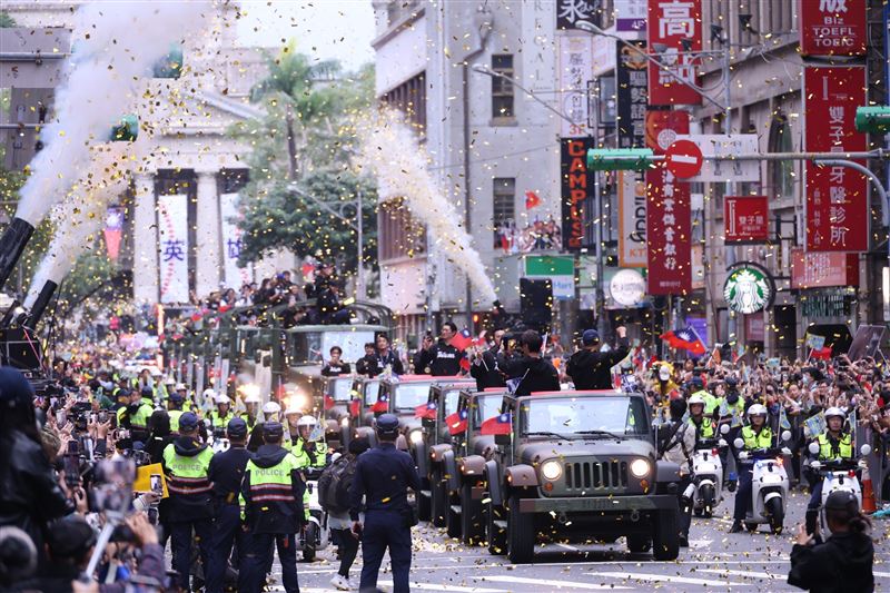 棒球英雄、大遊行、金牌、投手、林昱珉、軍車頂、彩帶雨