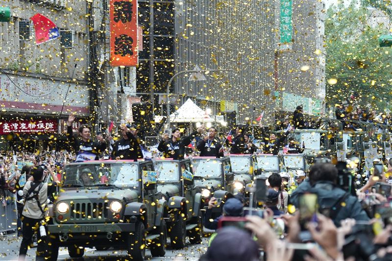 棒球英雄、大遊行、金牌、投手、林昱珉、軍車頂、彩帶雨