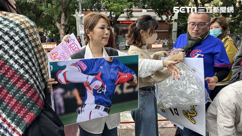 民眾黨到「英雄遊行」應援。（圖／記者詹宜庭攝影）