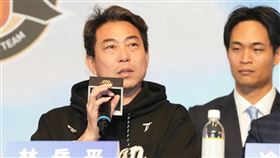 ▲統一獅總教練林岳平在古林睿煬旅日記者會上哽咽。（圖／統一獅提供）