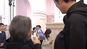 蕭美琴遇到王建民時特別拉住衣角，拿出手機裡珍藏的相片，是20年前後的對比照。（圖／翻攝畫面）