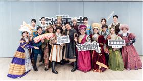 前排左起阿喜、亮哲、朱德剛、唐從聖、曾國城、鍾欣凌、吳怡霈等人演出李國修紀念作品《莎姆雷特》經典版。（圖／寬宏提供）