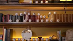 即日起至11月30日，於君品酒店官網訂房，住宿單筆消費滿2,000元，即可與簽名球拍照留念。（圖／飯店旅宿業者提供）