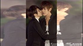 汪東城發了一張曾沛慈親吻他臉頰的陳年劇照，恭喜她嫁作人婦。（圖／翻攝自汪東城微博）