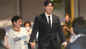 ▲統一獅古林睿煬牽著阿嬤進入加盟記者會。（圖／統一獅提供）