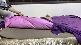 氣功床墊廣告未依法申請  北市衛生局開罰20萬元台北市士林區一家業者專門販售「氣功床墊」，業者廣告聲稱床墊可產生遠紅外線，衛生局前往稽查發現，床墊有醫療器材許可證，但廣告內容未依法申請，將開罰新台幣20萬元。（台北市衛生局提供）中央社記者陳昱婷傳真  112年8月29日