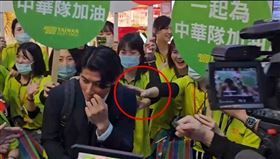 采盟女員工「集體狂摸」陳傑憲。（圖／翻攝畫面）