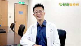 政府提供45～79歲（原住民40歲起）國人終生一次免費Ｂ、Ｃ肝篩檢服務。胡炳任醫師說道，C肝治癒率高達99%以上，提醒民眾若篩檢出C肝趕緊治療。