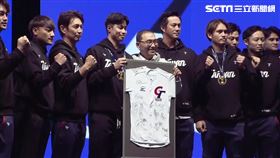 新北市體育局舉辦《世界12強棒球賽－臺灣英雄》見面會，台灣隊球員送上簽名球衣當作禮物。（圖／翻攝畫面）