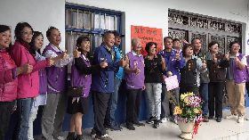 世界12強棒球賽台灣隊勇奪冠軍，其中球員黃恩賜、張奕設籍花蓮，縣府特頒每人獎金新台幣70萬元；瑞穗鄉長吳萬德（左8）26日率課室主管、協同鄉民代表等人，到黃恩賜家中貼紅榜道賀。右7為黃恩賜的媽媽。（瑞穗鄉公所提供）中央社記者李先鳳傳真 113年11月26日