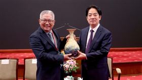 黃金舜理事長（左）回贈禮並與賴清德總統合影留念。（圖／藥師公會全聯會提供）
