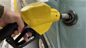 中油汽柴油將各降1角  95無鉛價格創逾1年新低國際油價走跌，台灣中油持續啟動油價平穩雙機制，21日凌晨零時起汽、柴油將各調降1角，其中汽油價格已連4週調降，發油量最大的95無鉛汽油每公升降至30.3元，更創逾1年新低價。圖為台北市民營加油站。中央社記者王飛華攝  113年10月20日