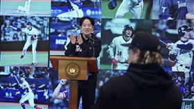 賴總統接見世界12強棒球代表隊（3）總統賴清德（後）26日在總統府接見世界12強棒球賽代表隊，致詞時細數球員在場上的優秀表現，並說今天心情就跟他剛結婚、娶媳婦時一樣開心。中央社記者徐肇昌攝  113年11月26日