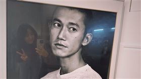 邵雨薇巧妙透過倒影與吳慷仁「同框」。（圖／翻攝自邵雨薇臉書）