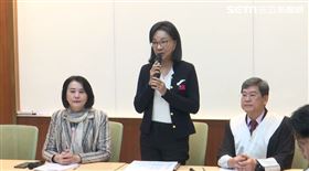 ▲「滾床單」周玉蔻判1年6月，張淑娟出面鞠躬謝謝每一位幫她加油的人並哽咽說「不然我活不到今天！」（圖／記者陳怡潔攝影）