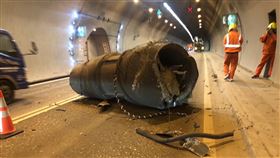 隧道內的通風管遭貨車擊落。（圖／翻攝畫面）