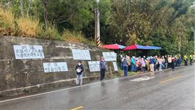 竹縣芎林私人申設寵物紀念設施  民眾抗議新竹縣政府接獲私人申請在芎林鄉設置寵物生命紀念設施，地方憂心若未來園區內設置動物火化場等設施，可能會有空氣污染等狀況，26日集結抗議表達反對。動保所表示，此案仍在審查中，還未同意動工，已要求申請人向居民說明清楚，釐清疑慮。（讀者提供）中央社記者郭宣(文三)傳真  113年11月26日