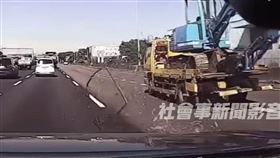 國道一號，北向167.1K、豐原路段，怪手窗框突掉落，噴飛成血滴子 後車慘被砸中(圖／翻攝畫面)
