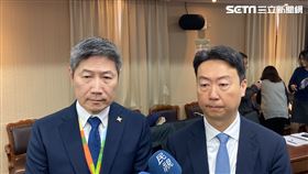 桃園機場公司總經理范孝倫（左）表示，將會以最高金額100萬元開罰采盟免稅店。（圖／記者楊晏琳攝影）