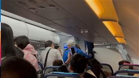 旅客既累又氣憤，認為被形同被軟禁，包圍空姐討說法，現場砲聲隆隆。（圖／翻攝自爆料公社）