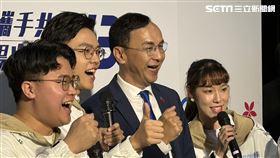 ▲國民黨全代會現場，國民黨主席朱立倫（右二）與青年合影（圖／記者陳怡潔攝影）