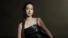 周曉涵踏入演藝圈之後就鮮少戴眼鏡。（圖／翻攝自周曉涵IG）