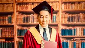 文章一邊工作，一邊完成學業，順利取得馬來西亞理工大學的MBA工商管理碩士學位。（圖／翰森娛樂 提供）
