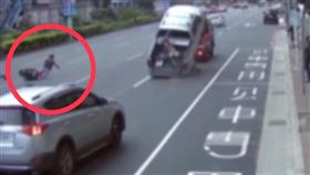 女騎士遭輔助輪擊落，當場重摔在地。（圖／警方提供）