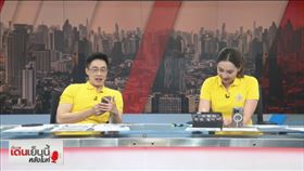 圖恩普琳達(右)播報節目到一半時，凱帕薩開始嘆氣念出手機訊息。（圖／翻攝IG）