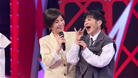 「歌仔戲國寶大師台灣」唐美雲（中）信手拈來七步成詩驚艷王彩樺（右）（圖／公視台語台提供）