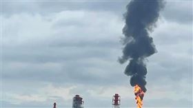 燃燒塔狂噴火柱，伴隨黑煙謢竄天際，畫面相當驚人。（圖／翻攝畫面）