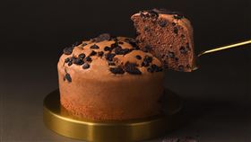 濃醇可可蛋糕 X OREO餅乾碎片 X 巧克力豆在舌尖奏出美妙交響曲。（圖／品牌業者提供）