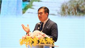 環境部長彭啓明今天表示，他已明訂下班因公務發LINE就是加班、比照民間。（圖／翻攝自彭啓明臉書）