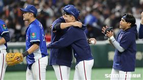 ▲台灣隊奪下世界12強棒球錦標賽冠軍，總教練曾豪駒手握冠軍球擁抱先發投手林昱珉。（圖／特派記者劉彥池攝影）