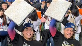 吉力吉撈拔走東京二壘包作紀念！他親曝原因　網笑翻：真的盜壘。（圖／翻攝自chu_1313 IG）