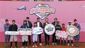 中華航空長期支持台灣體育發展，五度舉辦公益棒球營，由資深副總經理陳奕傑（後排右二）前往花蓮開訓，知名職棒球星陳偉殷（後排左二）、陳鏞基（後排右一）及陳柏毓（後排左一）與百名小球員熱情分享棒球技巧。（圖／華航提供）