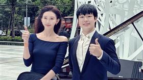 林志玲（左）與蔣榮宗在美術館合照。（圖／ZONG MUSIC 榮宗蔣音樂國際公司）