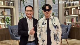 鄭弘儀（左）所主持的《話時代人物》邀請金曲歌王蕭煌奇專訪。（圖／三立提供）