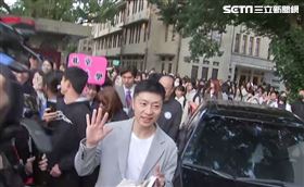 ▲馬龍抵達中山女中門口打招呼。