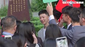 ▲馬龍抵達中山女中門口打招呼。