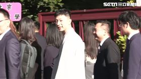 ▲馬龍抵達中山女中門口打招呼。