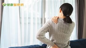 特別提醒年輕女性，內衣穿戴時間不要超過12小時，盡量讓胸部有足夠的放鬆時間，以確保淋巴系統的健康。